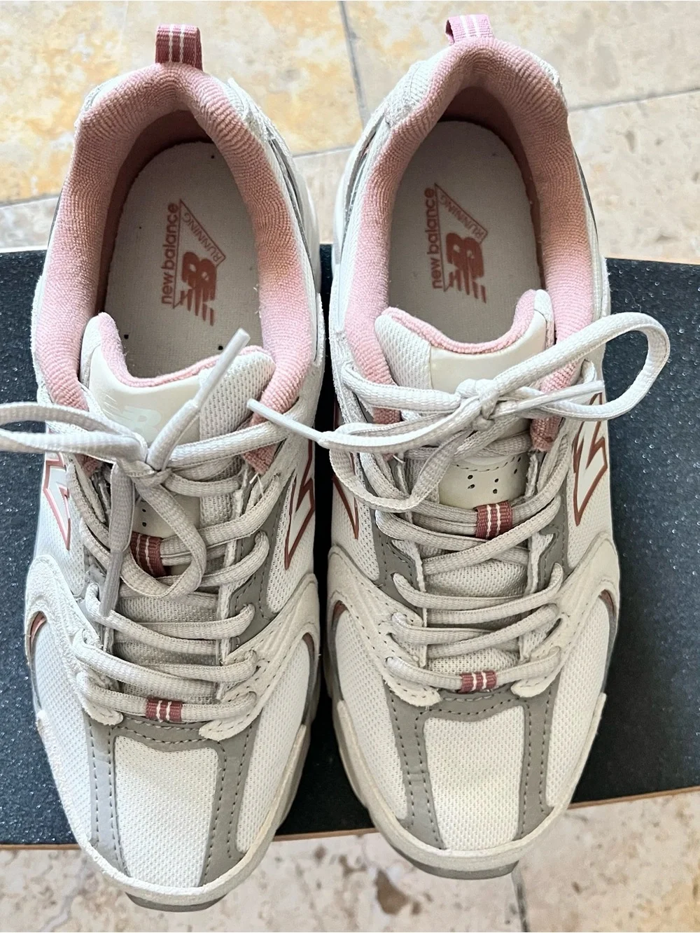 New Balance Unisex 530 Sneakers, Off White and Coral, Size: W 6, M 4.5